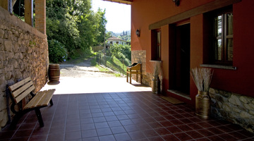 Foto de la entrada cubierta de la casa