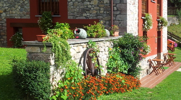 Foto exterior de la fachada y el jardín